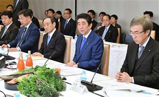 未来投資会議で挨拶する安倍晋三首相(右から2人目)=24日、首相官邸 未来投資会議で挨拶する安倍晋三首相(右から2人目)=24日、首相官邸