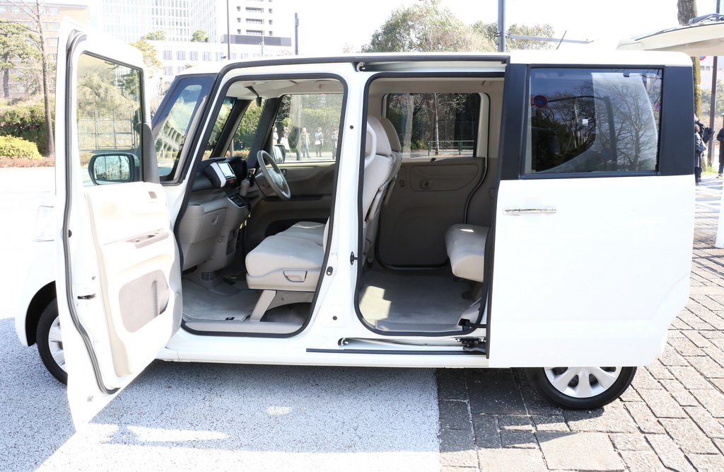 フロントドアの開口部は９０度に開く。後席の広さや室内高の高さはこの写真を見ただけでもよくわかる