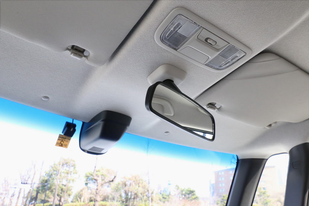 ルームミラーはルーフ先端よりもかなり手前にある。ウインドーの大きさに合わせてサンバイザーも面積が広い