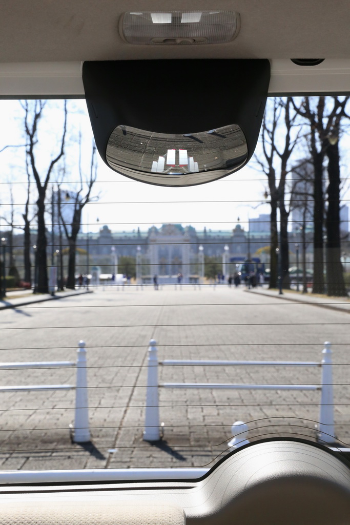 トール系に定番の、車両の真後ろを確認できる「後方視覚支援ミラー」。脚立がしっかりと映り込んでいる