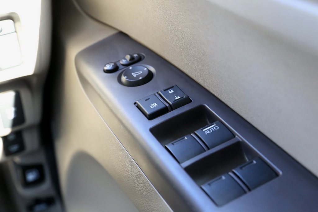 ウインドー周りのスイッチ類。使い心地にチープさはない