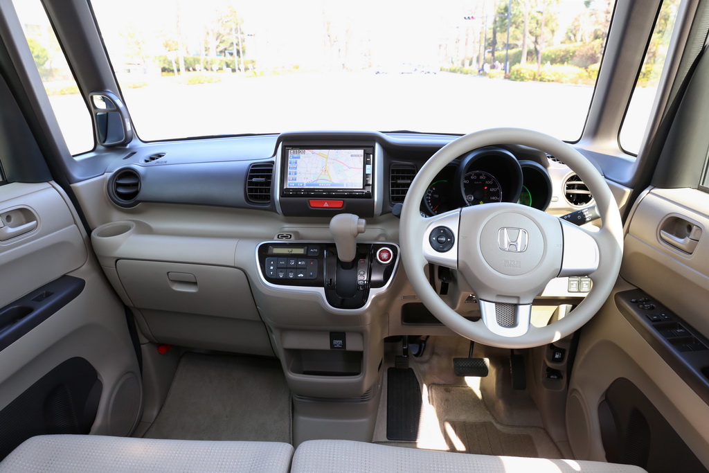 ホンダ「Ｎ－ＢＯＸ」のインテリア。フロントウインドーが大きく開放的