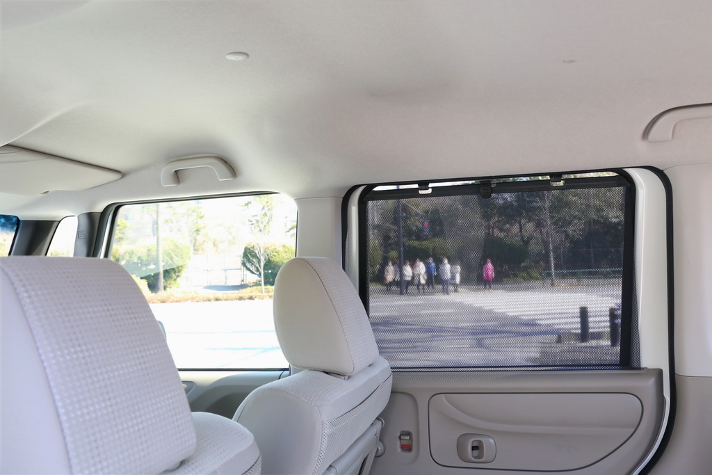 ロールサンシェードは子供にも女性にもペットにもありがたい！