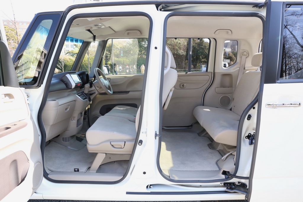 後席はもちろん、前席の広々としたスペースにも注目だ。ヘッドクリアランスの高さは一目瞭然