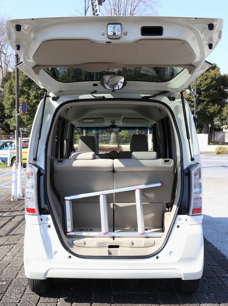 Ｎ－ＢＯＸの荷室。後席を最後端までスライドさせるとスーツケースを置く余裕はない