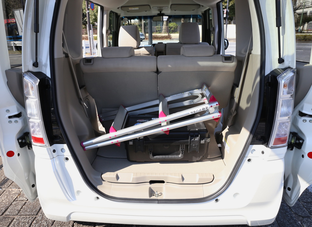 後席を前方にスライドさせれば、三段脚立や大型のカメラケースを置くことも可能。床下収納もある