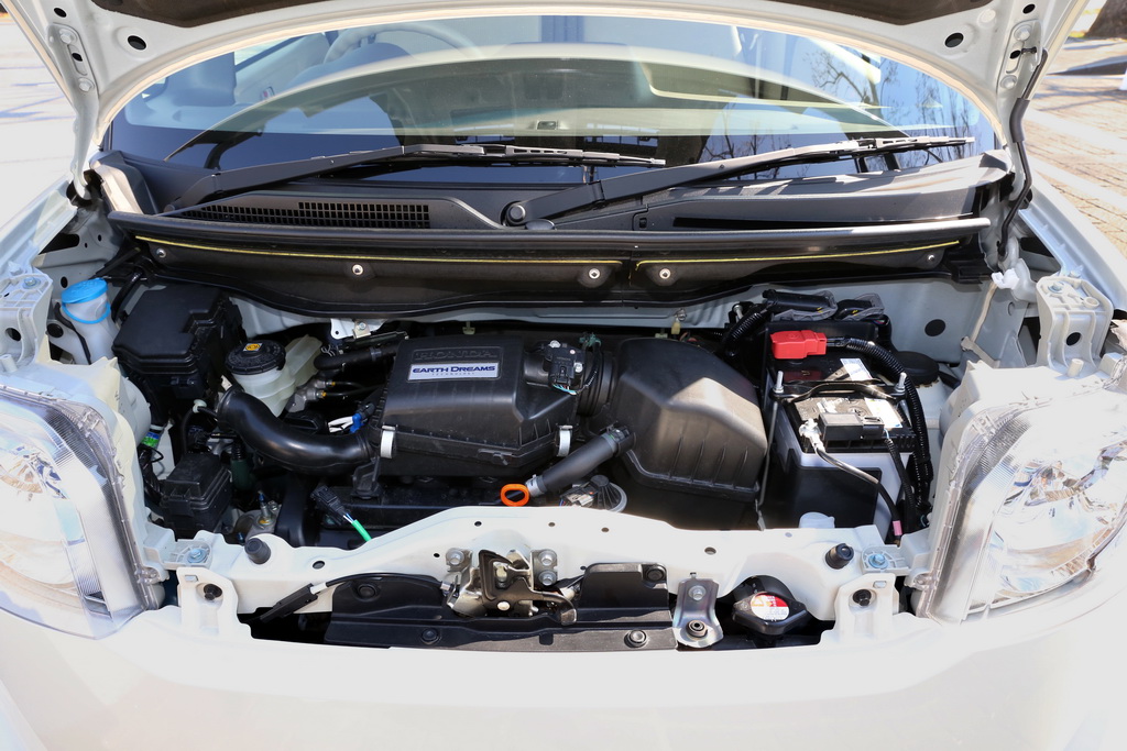 ホンダ「Ｎ－ＢＯＸ」のエンジンルーム