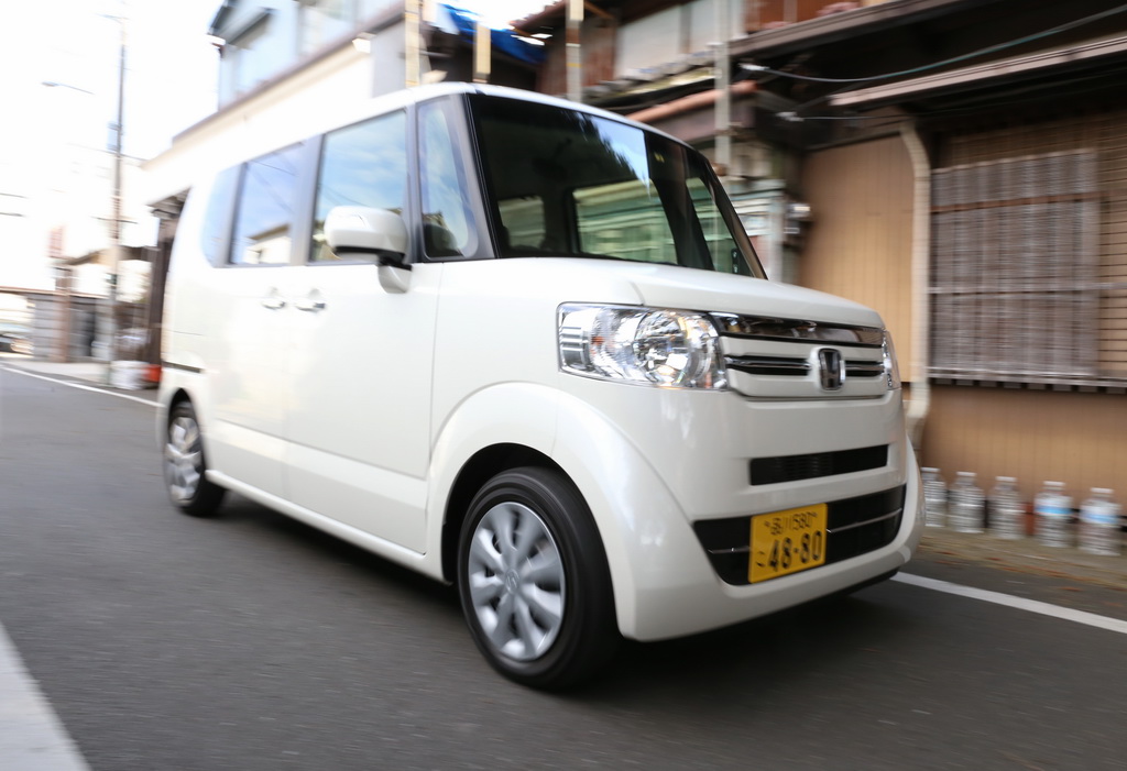 台東区谷中を走るホンダ「Ｎ－ＢＯＸ」