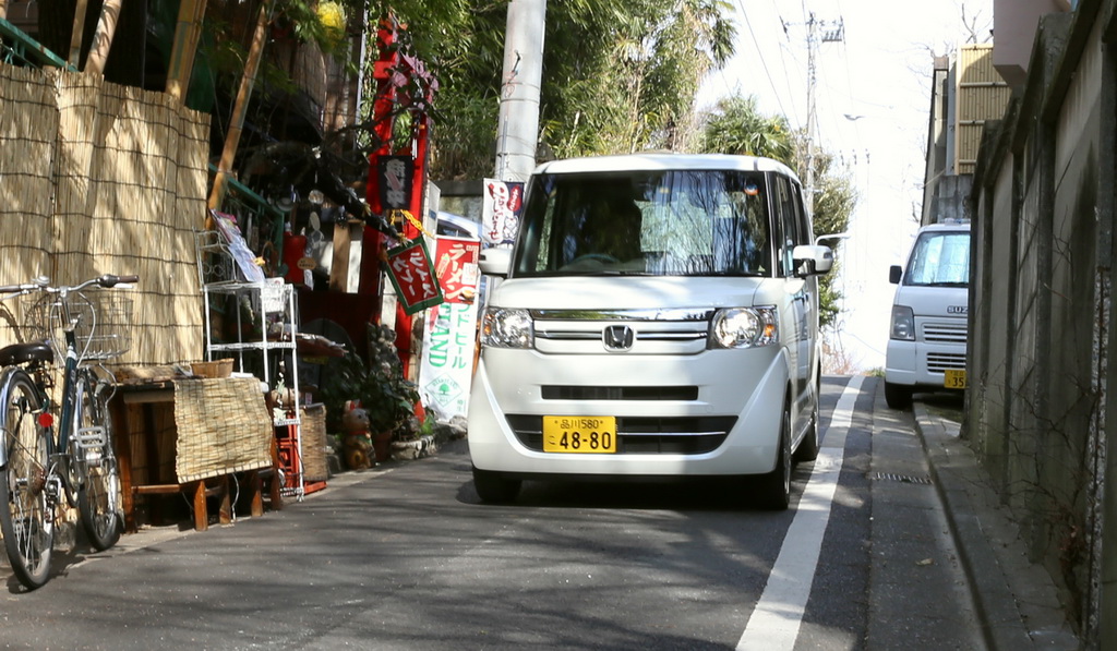 谷中の喫茶店、ねんねこ家の前を走るホンダ「Ｎ－ＢＯＸ」