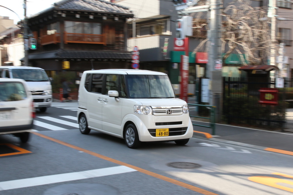 谷根千エリアを颯爽と走るホンダ「Ｎ－ＢＯＸ」。後の建物はカヤバ珈琲