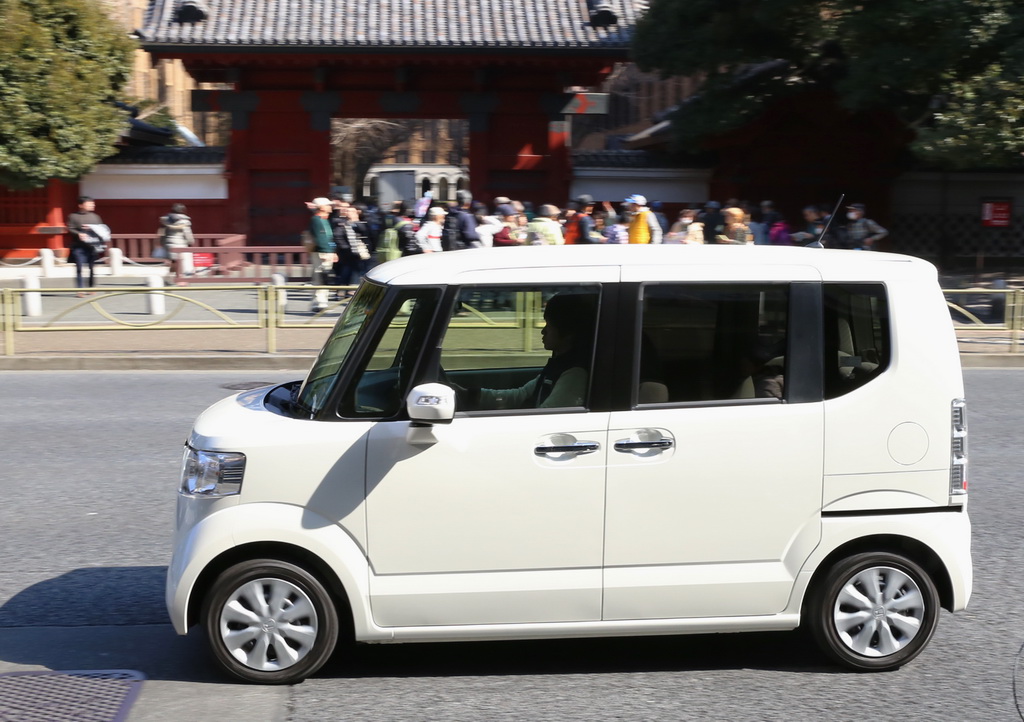 東大の赤門前を走るホンダ「Ｎ－ＢＯＸ」