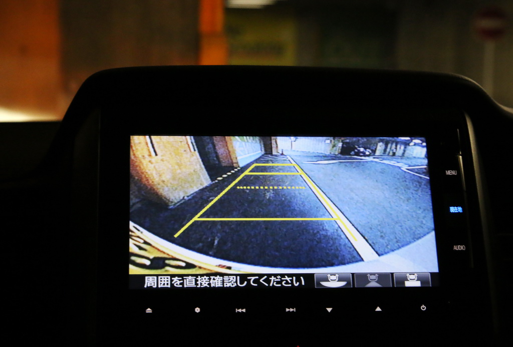 薄暗い地下駐車場でもリヤビューカメラならかなり鮮明に映る