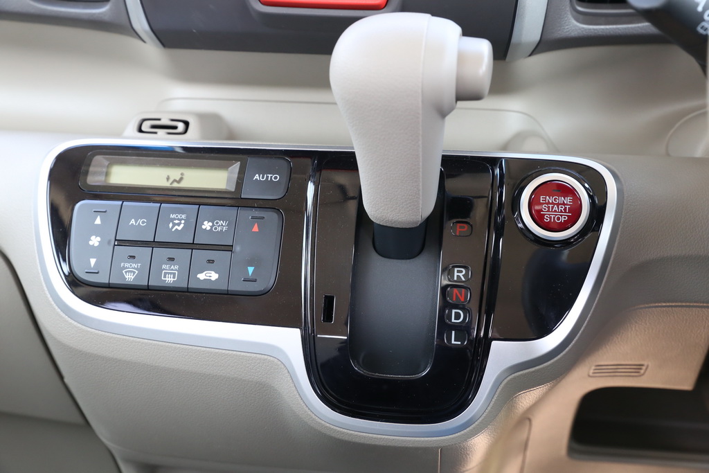 エンジンボタンとシフトレバーが一緒に配置してあるのは使いやすい。エアコンのスイッチも節度感があって押しやすい