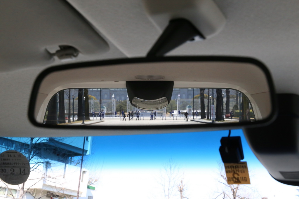 ルームミラーはもう少し縦に大きいほうが、リヤウィンドーの大きさが生かされて見やすいかも