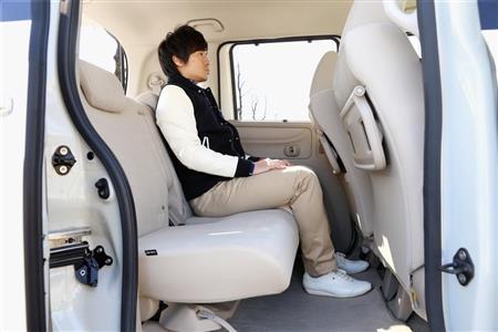 後席を最前端までスライドさせた状態でも、こぶし２個分のレッグスペースがある。窓が大きく、とても開放的で居心地のいい空間だった