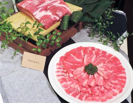 西友が２８日から発売する米国産の「牛ばらカルビ」＝２７日、東京都千代田区（黄金崎元撮影）
