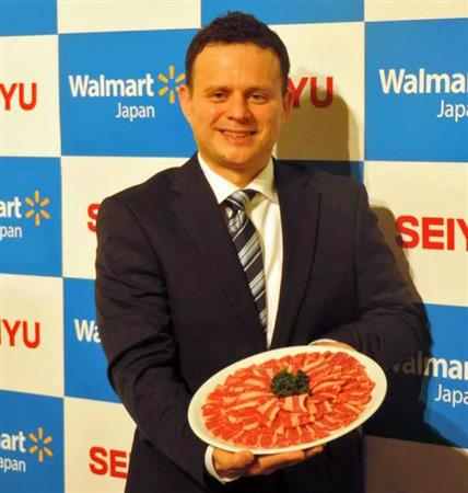 低価格の米国産牛をアピールする西友・生鮮食品部のウォーリー・ボッケル氏＝２７日、東京都千代田区（黄金崎元撮影）