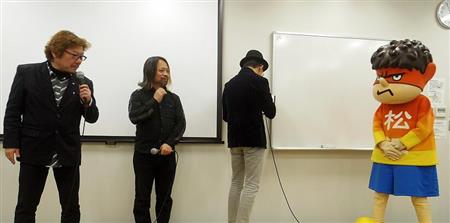 本名を吉田“ジャスティス”カツヲという吉田くんに向かい「カツヲ！」と叱る茶風林氏（左端）