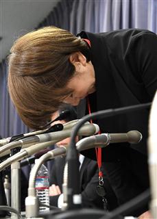 ２７日、会見で頭を下げ謝罪する「てるみくらぶ」の山田千賀子社長＝東京都千代田区（寺河内美奈撮影）