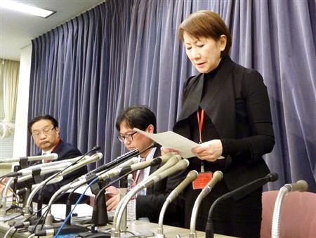 破産手続きを開始したことを発表する旅行会社「てるみくらぶ」の山田千賀子社長（右）＝２７日午前、国交省