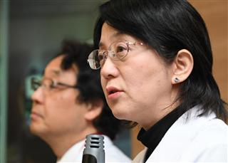 会見する神戸市立医療センター中央市民病院の高橋政代医師（手前）と栗本康夫部長＝２８日午後６時１８分、神戸市中央区（安元雄太撮影）