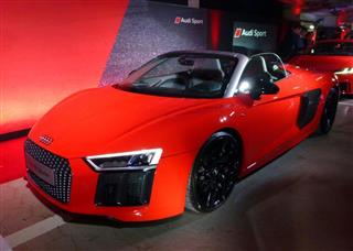 アウディジャパンが発売するオープンモデルのスポーツカー「アウディＲ８スパイダー」＝２８日午後、東京都文京区