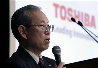 記者会見する東芝の綱川智社長＝１４日午後、東京都港区（松本健吾撮影）
