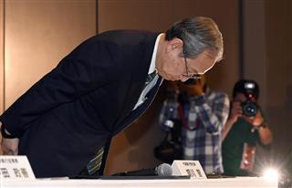 会見冒頭、頭を下げて挨拶する東芝の綱川智社長＝２９日午後、東京都港区（川口良介撮影）