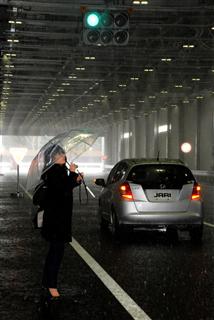 霧や大雨など視界が悪い状況を再現できる特異環境試験場＝つくば市苅間（篠崎理撮影）