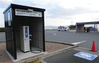 電気自動車用の急速充電器。新規格は充電時間が従来の３分の１程度になる＝兵庫県たつの市