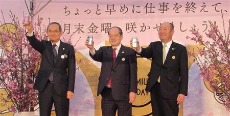 第２回「プレミアムフライデー」ＰＲイベントで「アサヒスーパードライ」で乾杯した（左から）プレミアムフライデー推進協議会の石塚邦雄経団連副会長、東京国立博物館の銭谷眞美館長、アサヒビールの柴田和憲副社長＝３１日、東京都台東区（竹本浩一撮影）