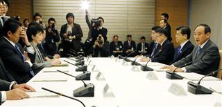 首相官邸で開かれたギャンブル依存症対策に関する関係閣僚会議。右端は菅官房長官＝３１日午前