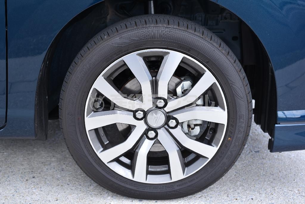 タイヤサイズ（写真は前輪）は前後とも１７５／５５Ｒ１５。リアはドラムブレーキ。ダイハツ・トール