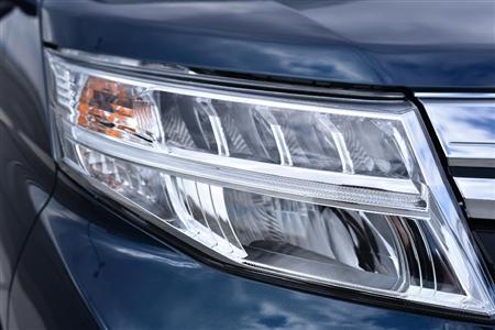上位グレードのヘッドランプには照射角の自動調節機能付きＬＥＤがおごられている。ダイハツ・トール