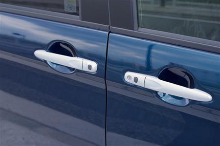 前後ドアノブ。電動スライドドア装備車はボタンをおすだけでも開閉できるから荷物で両手がふさがっているときに便利。ダイハツ・トール
