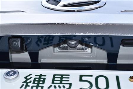 後部ナンバー上にリアカメラ（左端）。ダイハツ・トール