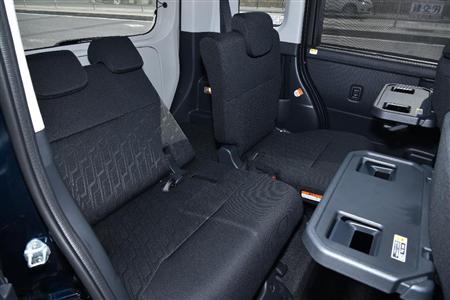 前席背もたれ後ろのテーブルを引き出して軽食をとる場合にはこの角度＋シートスライドが最適姿勢であることが判明。ダイハツ・トール