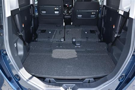 後席を床まで沈みこませると、もう商用車レベルの容積。一人乗りなら車中泊もいけそうだ。ダイハツ・トール