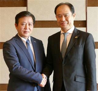 ４月設立のパナソニックＡＰチャイナの総経理に就任した呉亮氏（左）とパナソニックチャイナアプライアンス中国の総経理を務めた山内政直氏