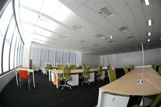 ＤＮＰ採光フィルムは、ブラインド併用により西向きの窓でも防眩と省エネを同時に実現できる＝東京都新宿区の大日本印刷