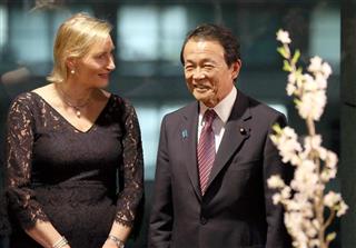 監査監督機関国際フォーラム（ＩＦＩＡＲ）の常設事務局開所式にかけつけ、ジャニン・ファン・ディゲレンＩＦＩＡＲ議長（左）と談笑する麻生太郎金融相＝３日、東京都千代田区（大西正純撮影）