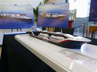 液化水素を海上輸送する川崎重工業の実証船模型＝１月、オーストラリア・キャンベラ（共同）
