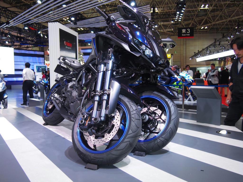 ヤマハ発動機が世界初公開した大型三輪バイクのコンセプト車＝東京都江東区の東京ビッグサイト