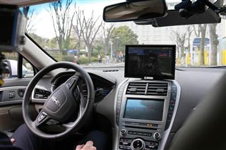 ルネサスエレクトロニクスが公開した完全自動運転の試作車。ハンドルなどを操作する必要はなく、クルマの位置や周辺状況がモニターで示される＝６日、東京都港区（宇野貴文撮影）
