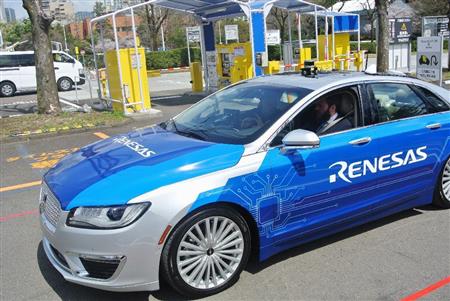 ルネサスエレクトロニクスが公開した自動運転の試作車＝６日、東京都港区