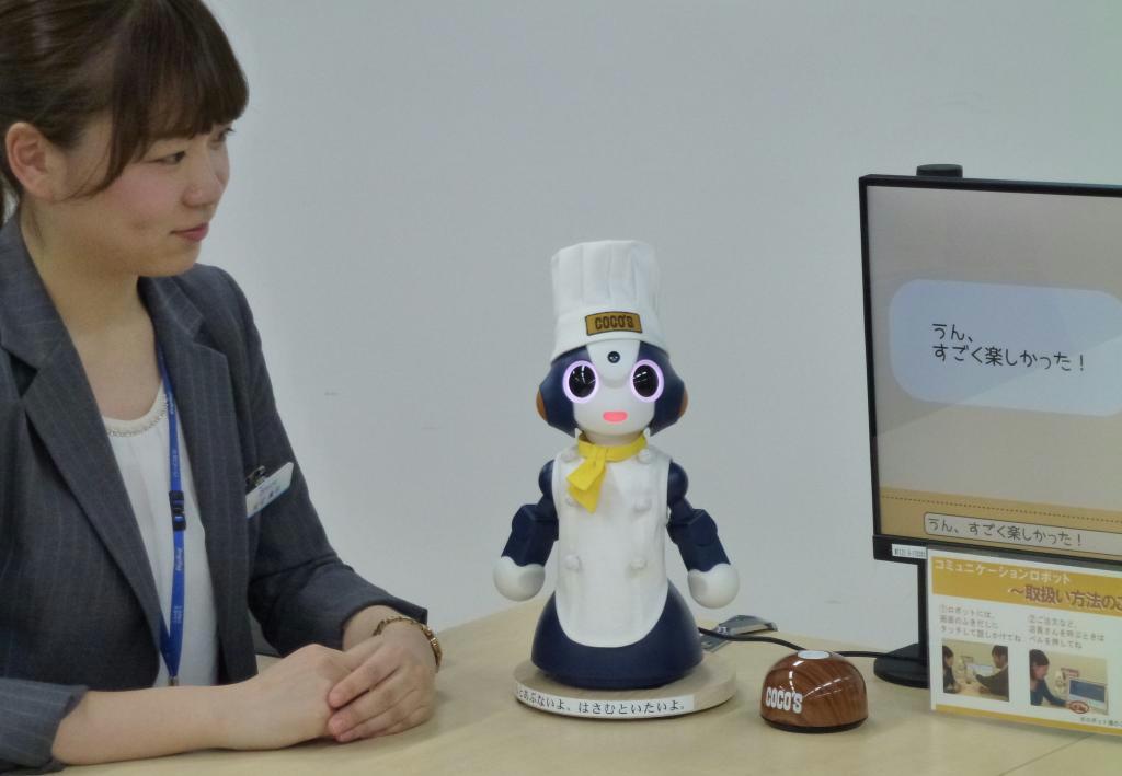 ゼンショーＨＤが実用化に向け実証実験を開始したファミレス向けの卓上ロボット＝６日、東京都港区