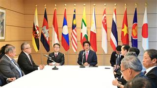 ＡＳＥＡＮ加盟の経済相の表敬を受け、挨拶する安倍晋三首相（中央）＝６日午後、首相官邸