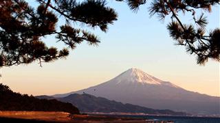三保松原から望む富士山＝静岡市清水区