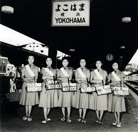 1950年、横浜駅にシウマイ娘が登場