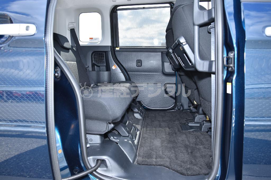 後席足元は高級サルーン並の広さ。床面もフラットで室内の移動も楽だ。ダイハツ・トール